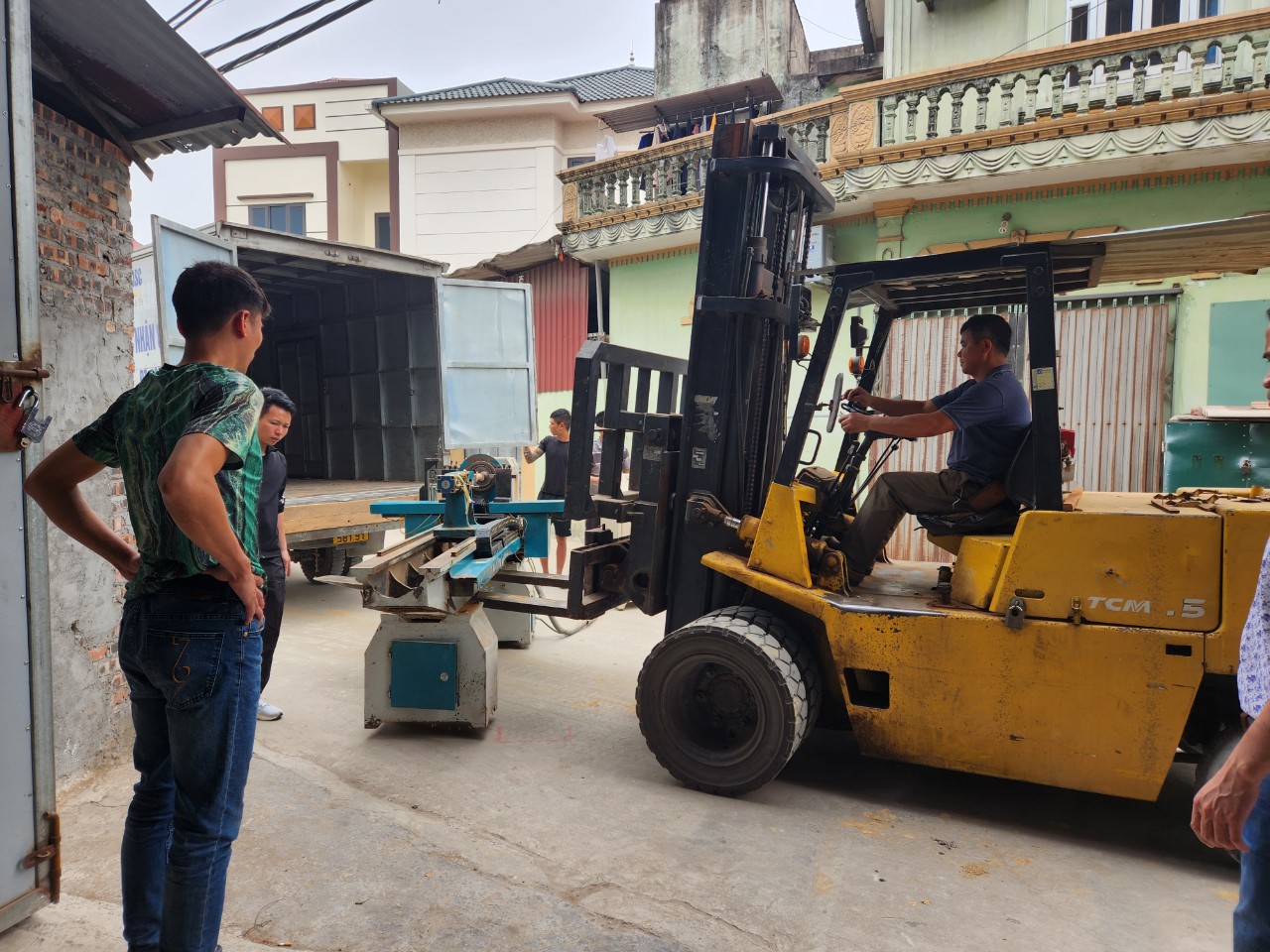 Máy tiện gỗ CNC bàn giao khách hàng Quảng Ninh 12t03