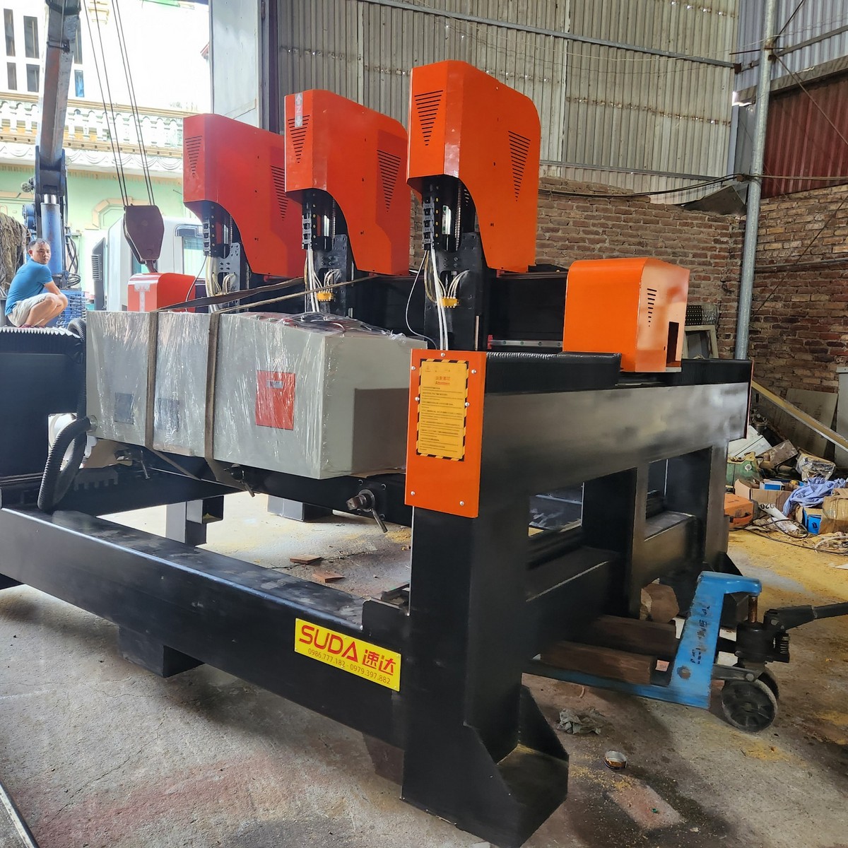 Máy CNC điêu khắc tượng gỗ SUDA 3 đầu hàng khủng bố